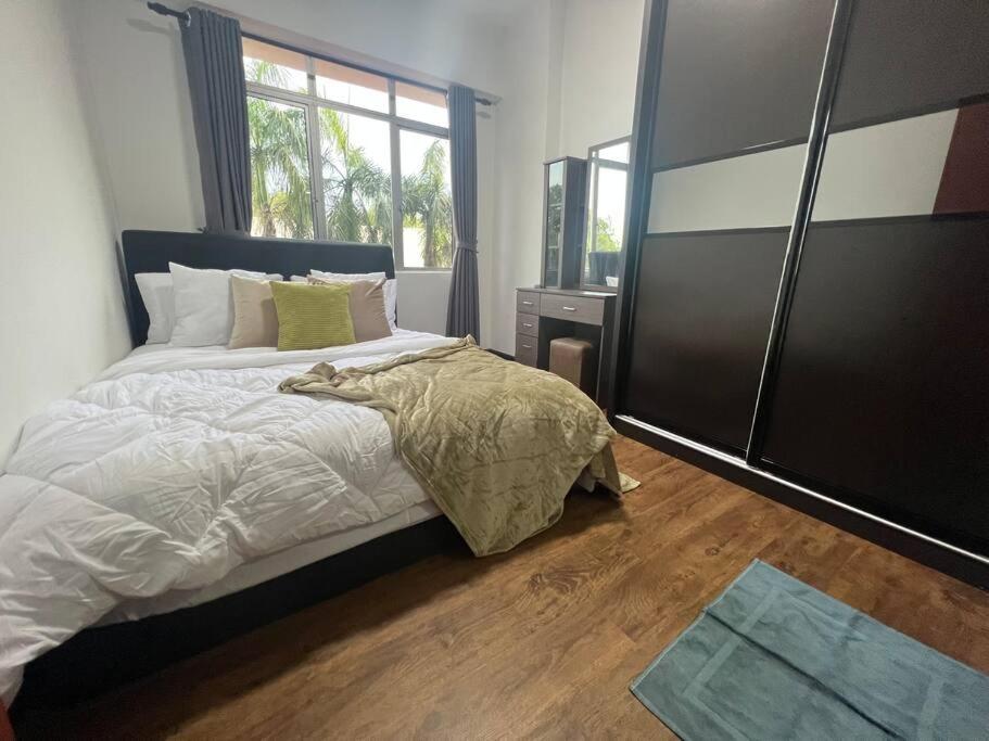 Glory Beach Aparment 2 Bedroom Петалинг Джая Екстериор снимка
