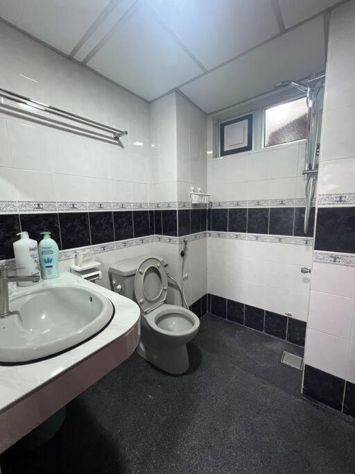 Glory Beach Aparment 2 Bedroom Петалинг Джая Екстериор снимка